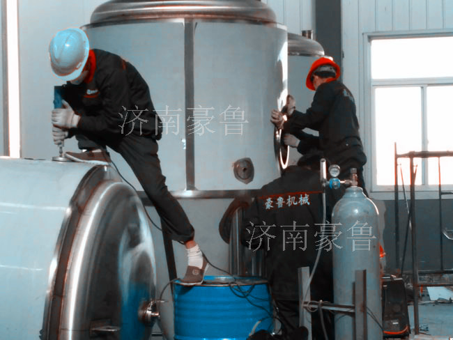 工人正在焊接精釀啤酒設備 工人正在焊接精釀啤酒設備